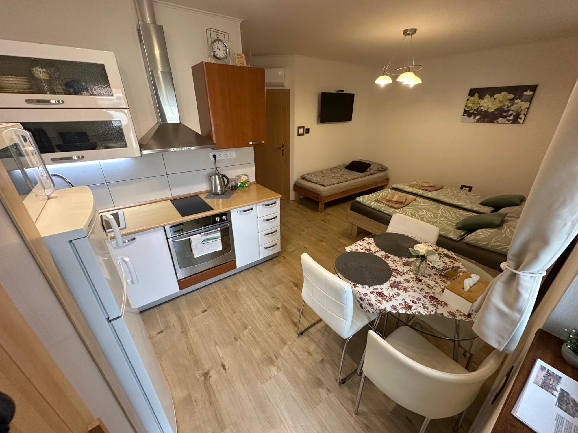 Apartman Losonci Nesvady- Pre 2 Osoby Studio Экстерьер фото